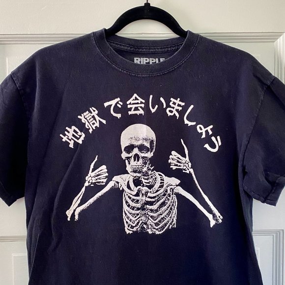 URBAN OUTFITTERS || THUMBS UP SKULL TEE - Picture 1 of 4